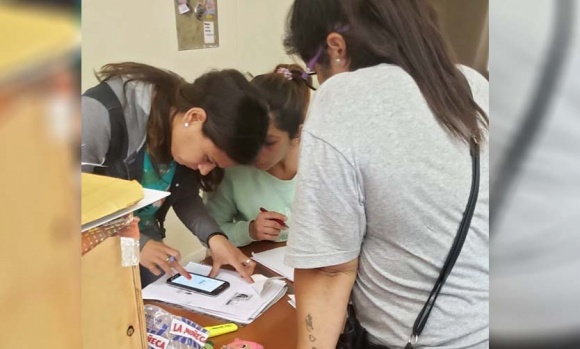 Denuncian que en una delegación condicionan la ayuda a vecinos a la escuela en la que votan