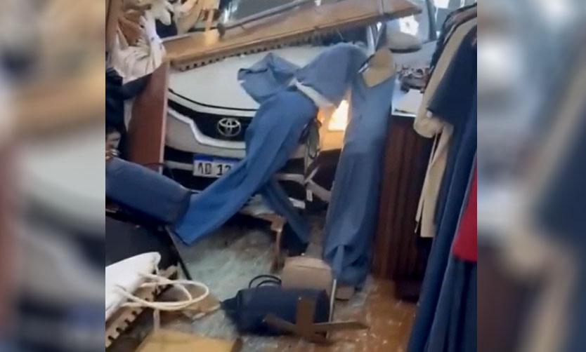 Una conductora se incrustó con su auto en un comercio de un shopping
