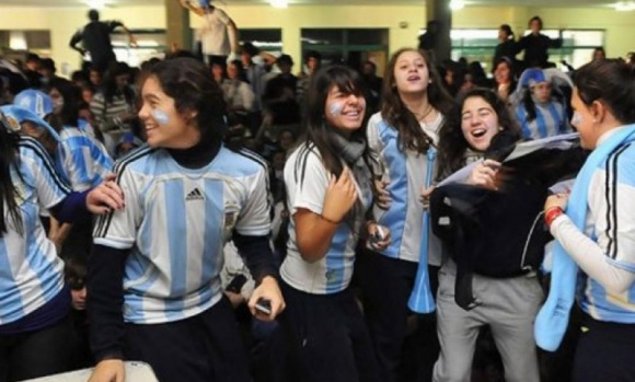 Mundial: Educación fomentará que se transmitan en las escuelas los partidos de la Selección