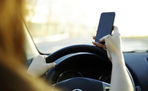 Comenzaron a multar a conductores que usan el celular en la Panamericana