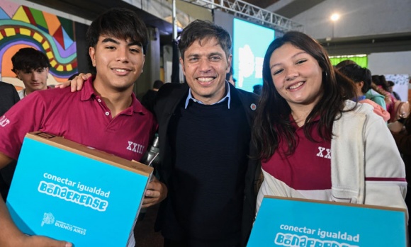 Kicillof destacó la entrega de 50 mil computadoras del plan Conectar Igualdad bonaerense