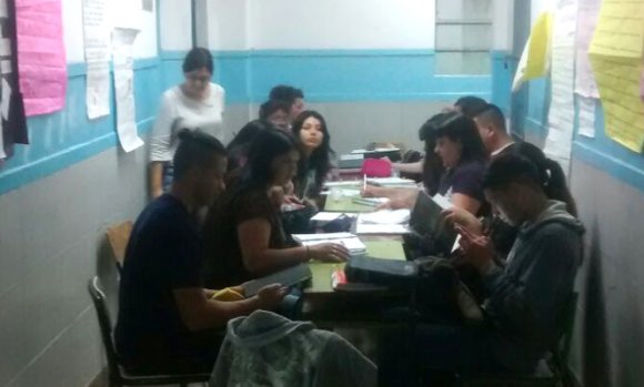 Video: alumnos del plan FINES no tienen aula y deben estudiar en los pasillos