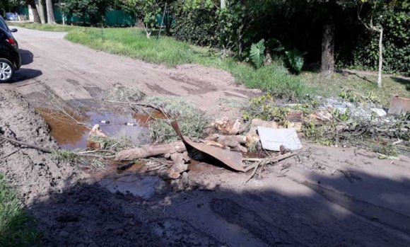 Por intransitable, vecinos bloquearon una calle por la que pasa una línea de colectivos