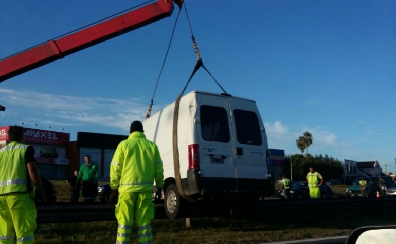 Una combi quedó literalmente colgando del guardarrail de Panamericana