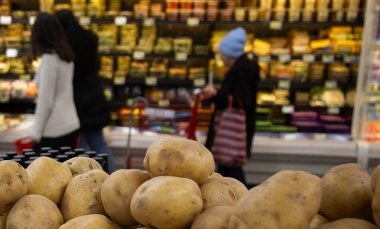 Consumo: las ventas en supermercados cayeron 2,1% en julio