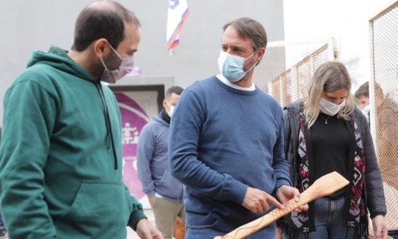 Santiago Laurent, junto a los jóvenes de los talleres de Envión