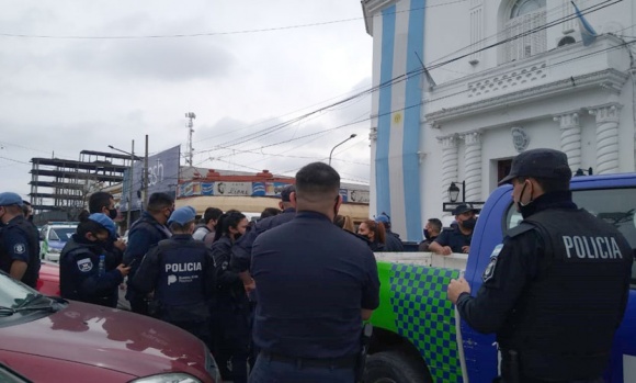 Video: La protesta de los policías llegó a las puertas del Municipio