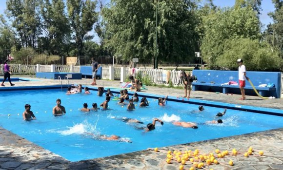 Escuelas de Verano: Denuncian que por falta de micros, los chicos se quedan sin poder ir a las piletas