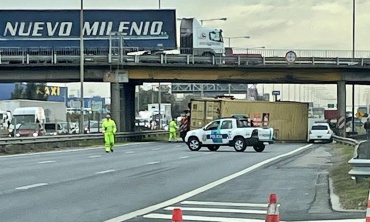 Camión perdió un conteiner al chocar contra un puente en la Autopista Panamericana