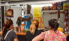 La feria con productos a precios accesibles cierra el mes en Villa Rosa