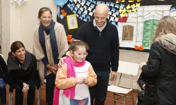 Entregan los primeros lentes de una campaña de salud visual en escuelas