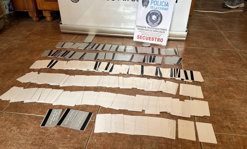 Se hacía pasar por agente de viajes, vendía servicios y los pagaba con tarjetas que clonaba