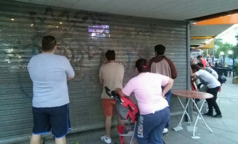 La ñata contra la persiana: así se vio el superclásico en un bar de Pilar