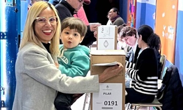 Adriana Cáceres votó acompañada de su familia