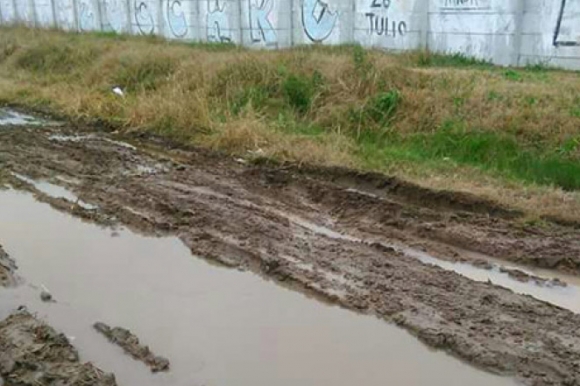 Denuncian que dos countries arrojan desechos cloacales a la calle