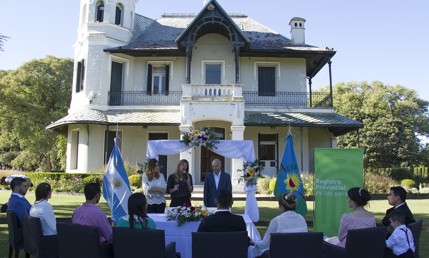 "Sí, Quiero”: Cuatro parejas se casaron en el castillo de la Asociación de Polo