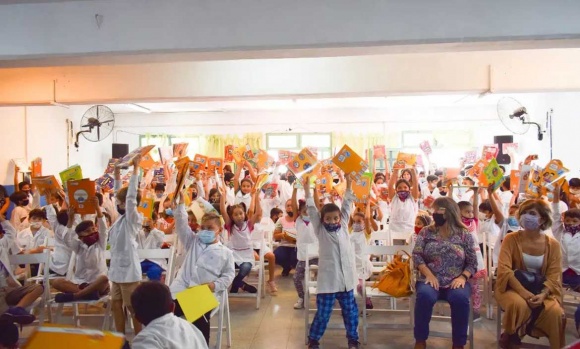 Arrancó en Pilar la entrega de libros de texto para estudiantes primarios