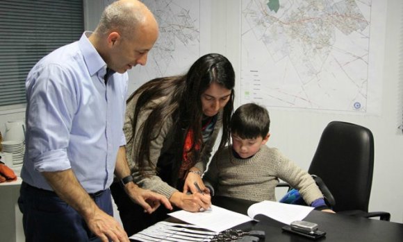 Vecinos de un barrio recibieron los controles remotos de alarmas urbanas