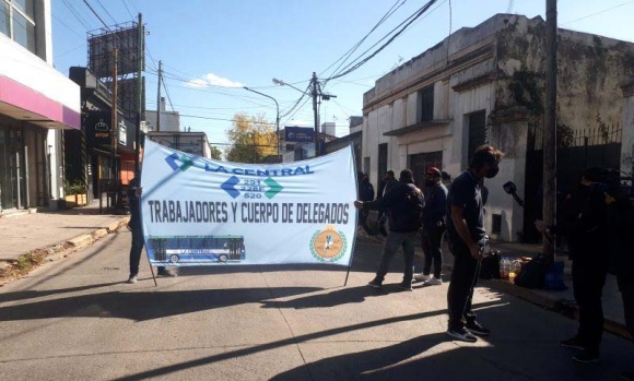 Choferes de la línea 291 protestaron en la terminal y la Municipalidad