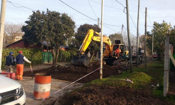 Empezaron a pavimentar calles por las que circulan colectivos en Manuel Alberti