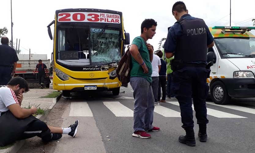 VIDEO - Choque entre un colectivo y un camión dejó como saldo casi 20 heridos