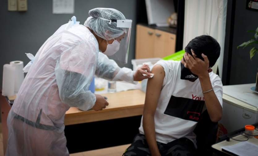 Covid: tras leve descenso de casos, también cayó la vacunación en la Provincia