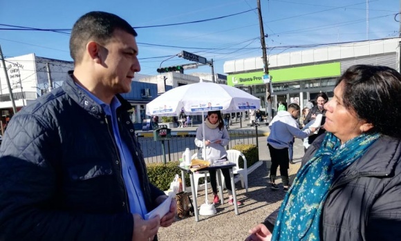 Fabián Agüero recorrió el centro de Pilar e intensifica la campaña