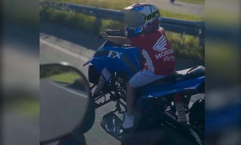 Le sacan la licencia a un hombre que hizo manejar un cuatriciclo a su hijo de 5 años