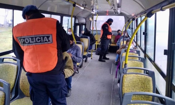 Solo los que sean trabajadores esenciales podrán usar el transporte público