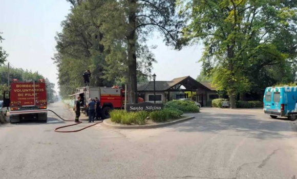 Bomberos lucharon contra un incendio de pastizales de grandes proporciones