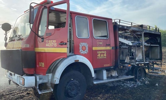 Una autobomba fue consumida por las llamas en medio de un nuevo incendio forestal