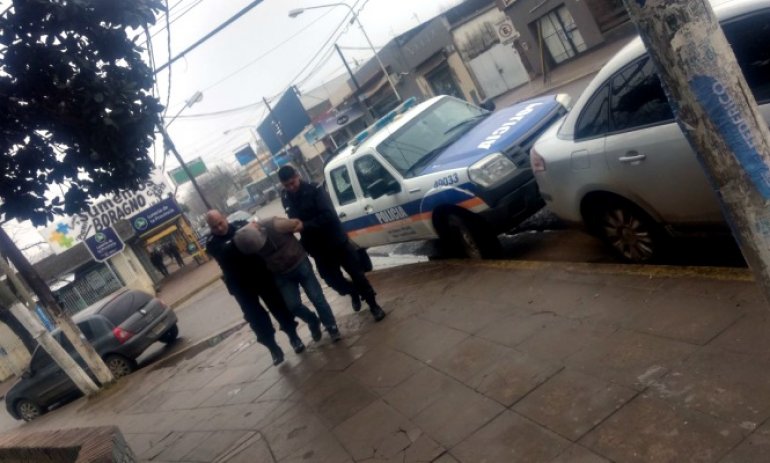 Detienen a delincuente que asaltó a una mujer en el centro de Derqui