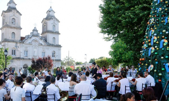 Ya se luce el árbol de Navidad en la Plaza 12 de Octubre