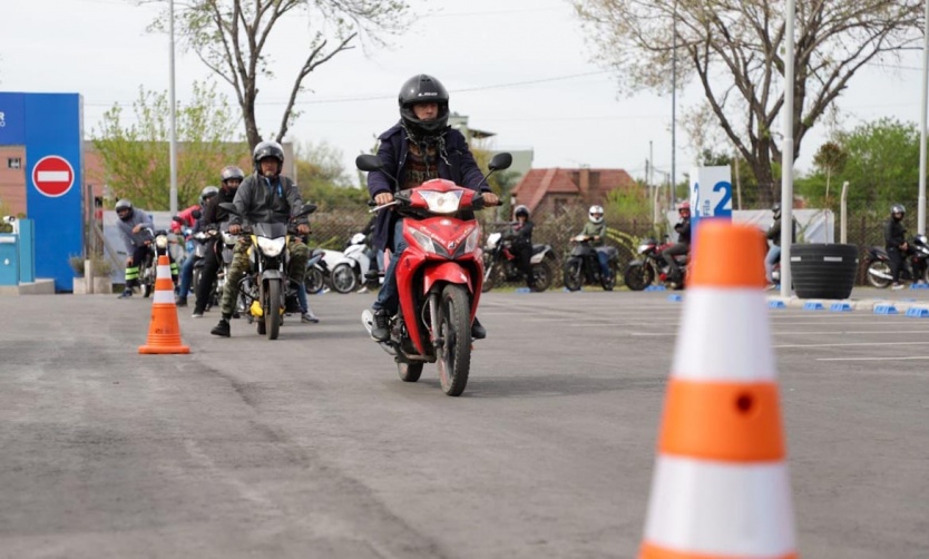 La Comuna y la Agencia de Seguridad Vial capacitaron a motodeliveries de Pilar