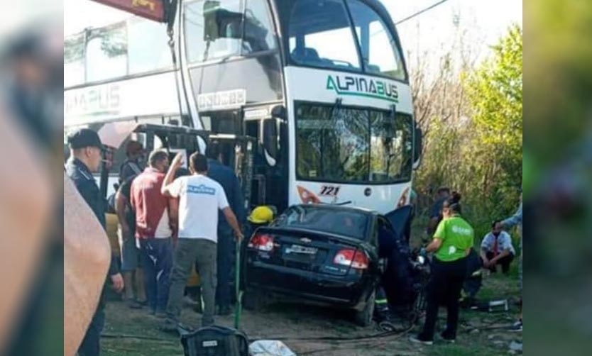 Choque frontal entre un auto y un micro dejó como saldo una mujer herida