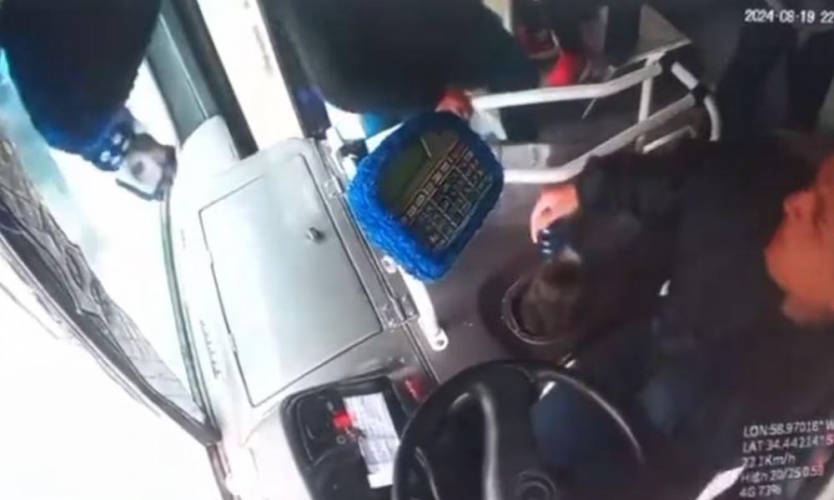 Video: Pasajero atacó a un colectivero que le reclamó que pagara el recorrido completo