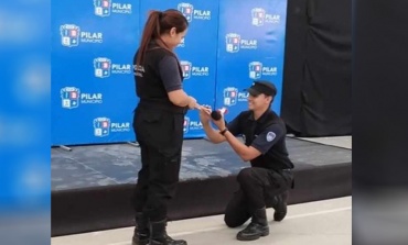 VIDEO - El emotivo pedido de casamiento de un policía a su novia en el acto de graduación