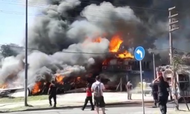 VIDEO - Voraz incendio destruyó varios locales comerciales en La Lonja