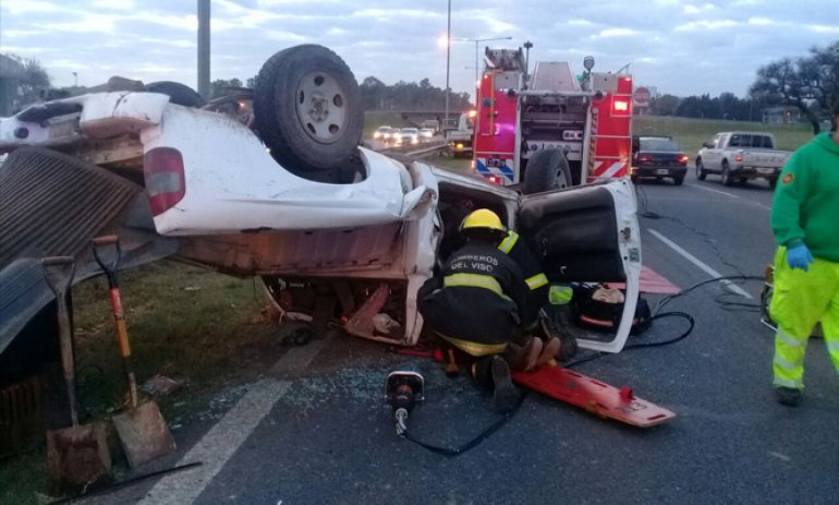 Dos heridos tras choque y vuelco en Panamericana