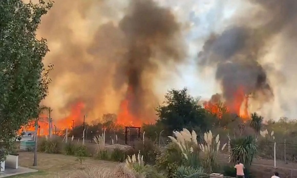 VIDEO - Feroz incendio de pastizales se acerca a un country de Pilar