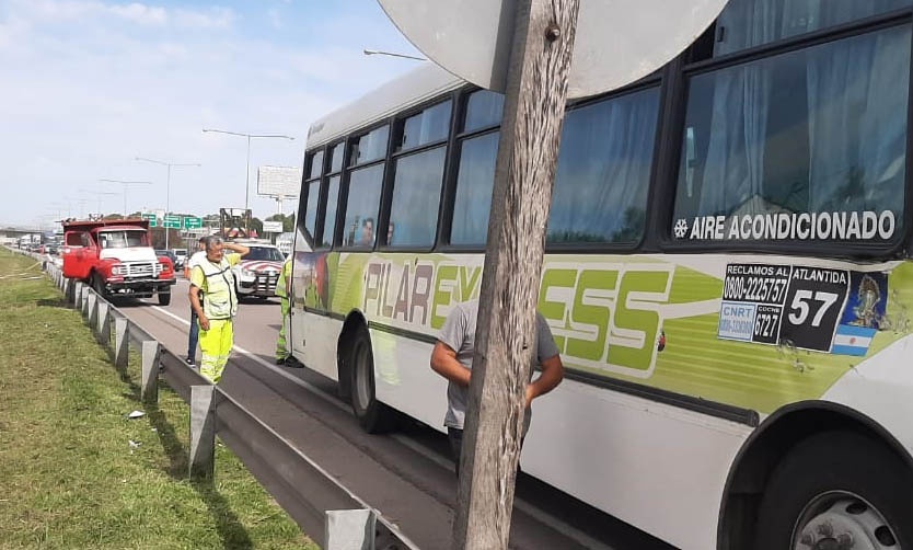 Varios heridos tras el choque de un colectivo de la línea 57 y un camión