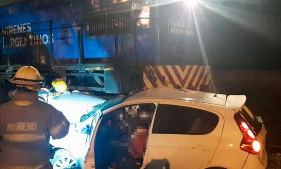 Tragedia en Moreno: un tren embistió a un auto y murieron cuatro personas