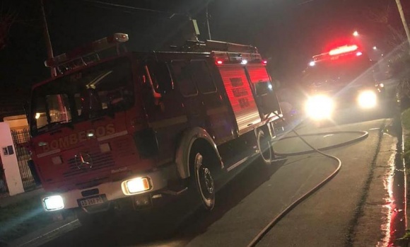 Pirómano incendió un auto y mercadería de una maderera