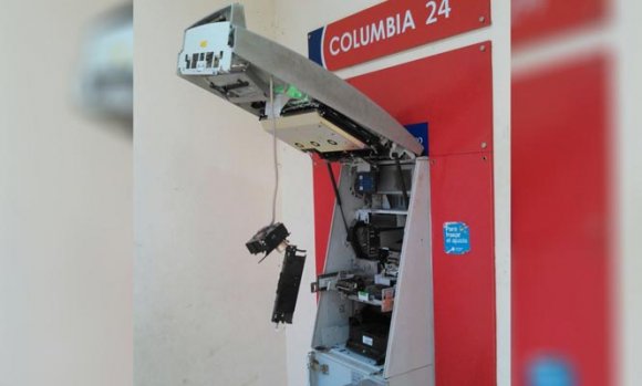 Delincuentes destrozaron un cajero automático para robarse el dinero